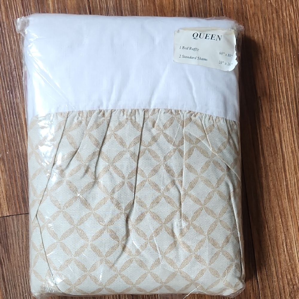 NWT Vintage 1 Queen Bed Ruffle Set and 2 Standard Shams